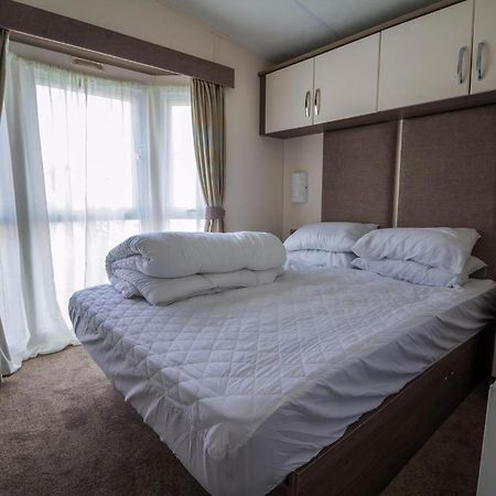 Modern 6 Berth Caravan At Highfield Grange In Essex Ref 26609P Clacton-on-Sea Exterior photo