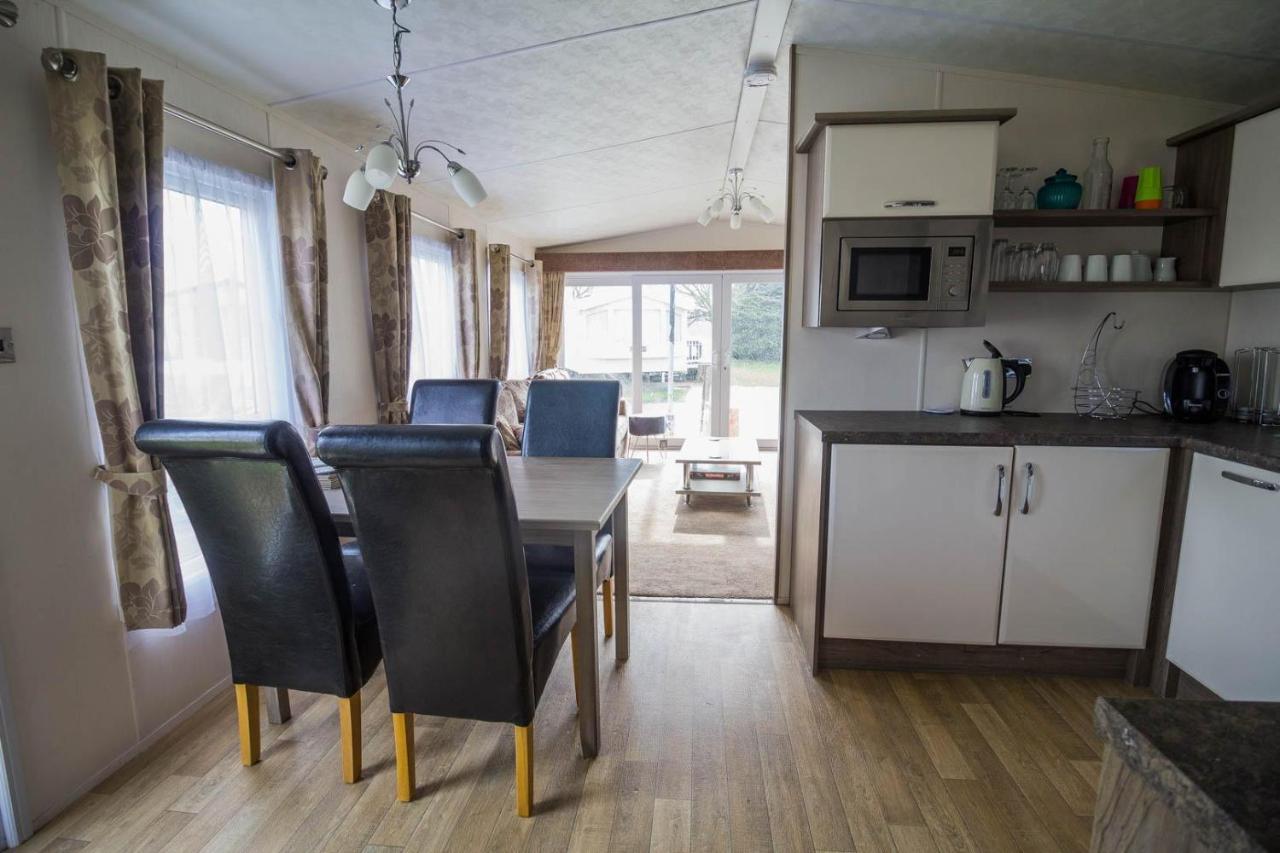 Modern 6 Berth Caravan At Highfield Grange In Essex Ref 26609P Clacton-on-Sea Exterior photo
