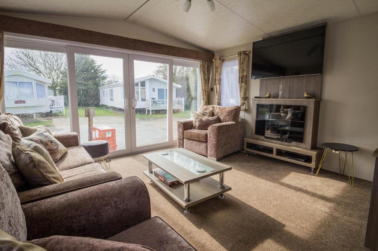 Modern 6 Berth Caravan At Highfield Grange In Essex Ref 26609P Clacton-on-Sea Exterior photo