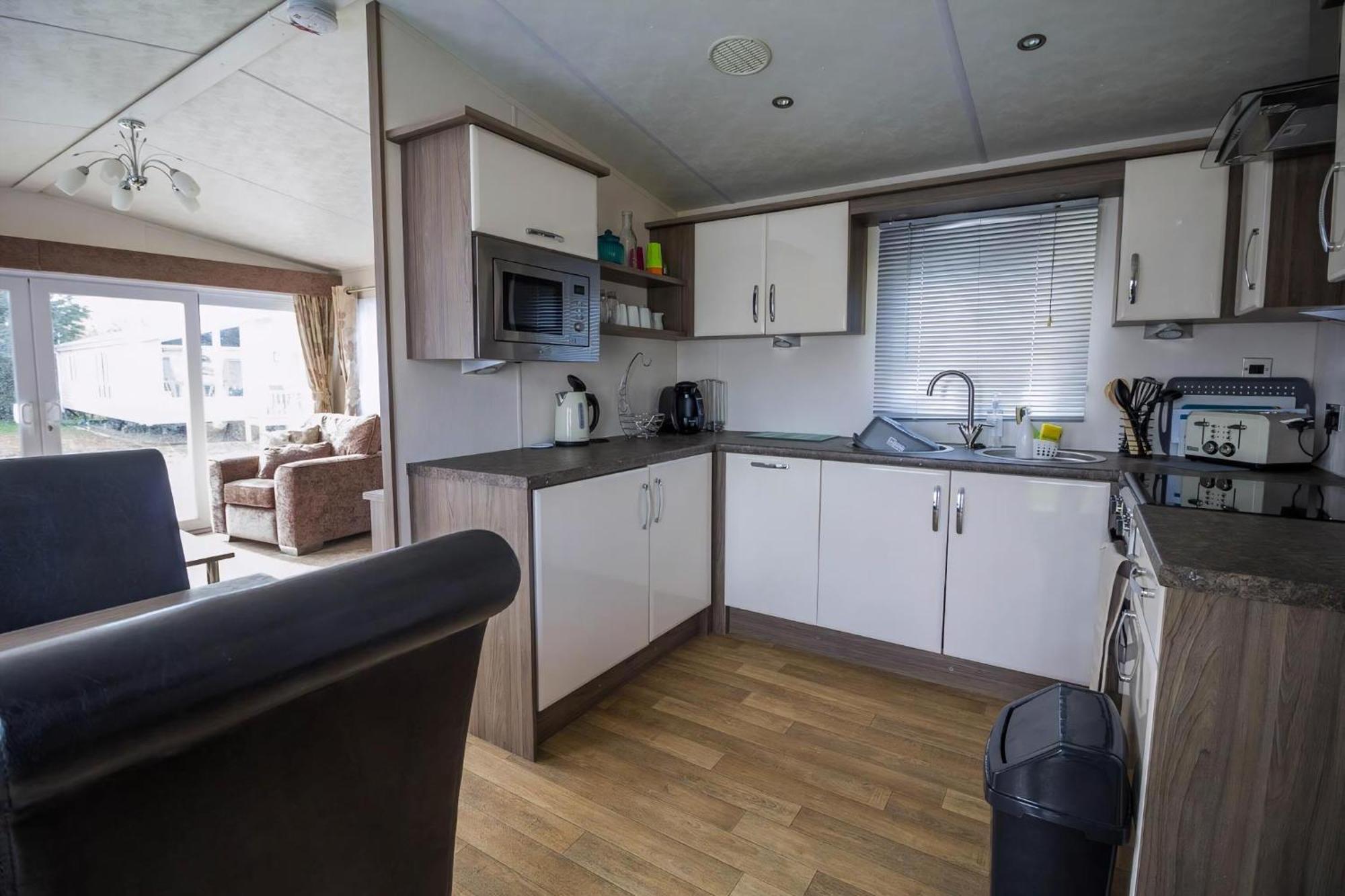 Modern 6 Berth Caravan At Highfield Grange In Essex Ref 26609P Clacton-on-Sea Exterior photo