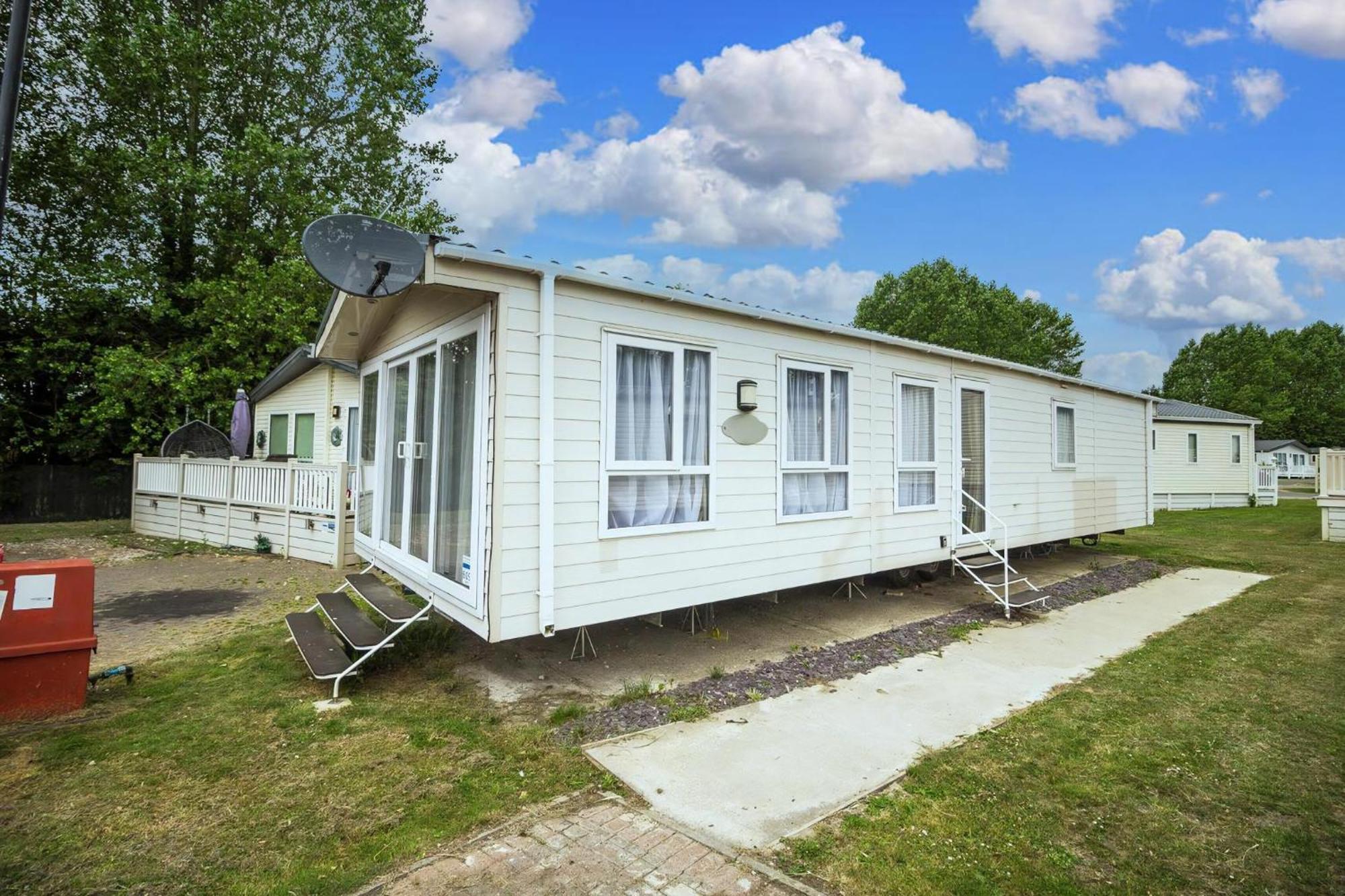 Modern 6 Berth Caravan At Highfield Grange In Essex Ref 26609P Clacton-on-Sea Exterior photo