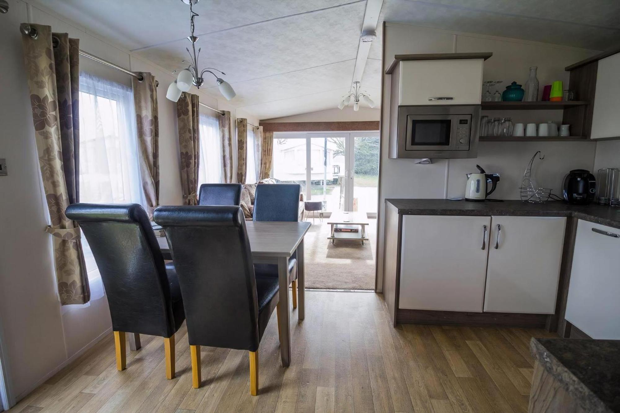 Modern 6 Berth Caravan At Highfield Grange In Essex Ref 26609P Clacton-on-Sea Exterior photo